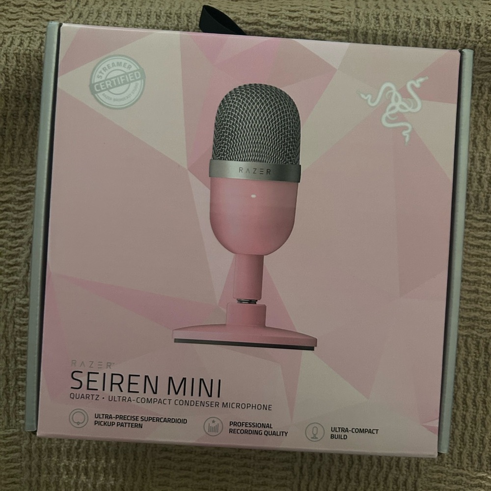 Razer Seiren Mini Ultra-Compact Microphone in Pink